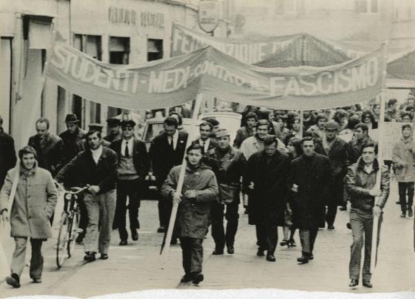 Parma - Manifestazione antifascista - Corteo di studenti con striscioni