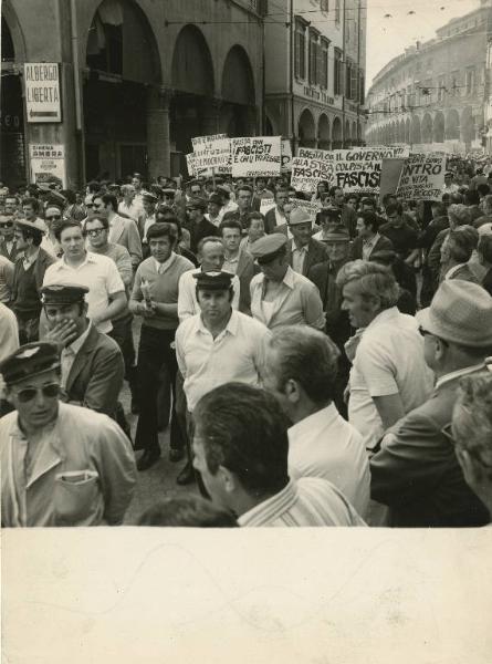 Modena - Piazza Mazzini - Manifestazione antifascista - Corteo di protesta con cartelli