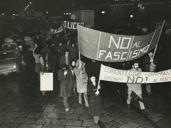Milano - Quartiere Lorenteggio - Manifestazione antifascista - Corteo notturno con striscioni - Ombrelli - Automobili