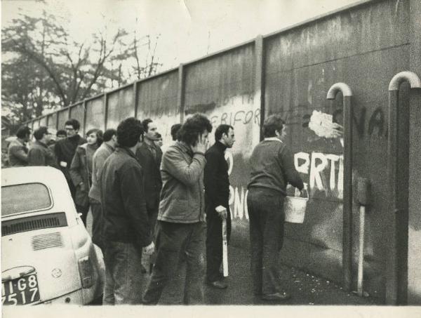 Milano - Fabbrica Marelli: esterno - Opera cancellano scritte fasciste