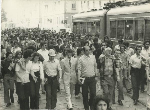 Milano - Manifestazione antifascista - Corteo di studenti delle scuole di Piazzale Abbiategrasso - Bandiere - Tram