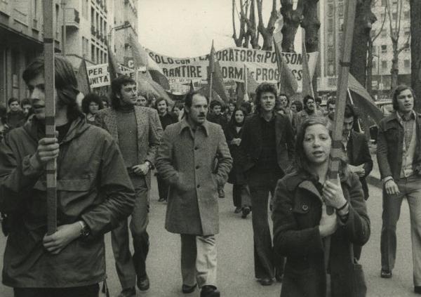 Milano - Piazzale Loreto - Manifestazione antifascista - Corteo di giovani con striscioni - Bandiere