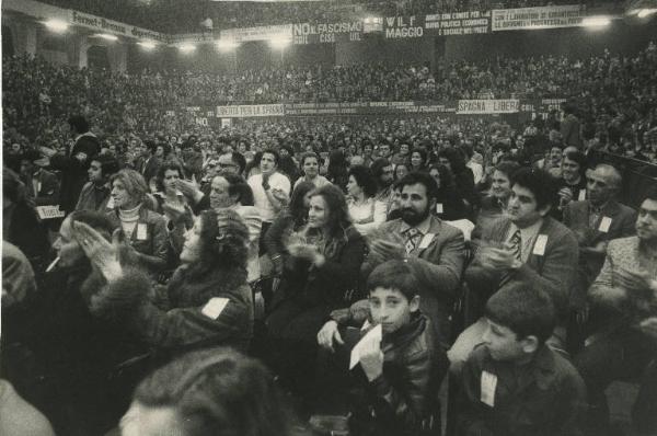 Milano - Palalido - Manifestazione antifascista e internazionalista - Folla - Striscioni - Bambini