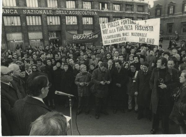 Milano - Piazza Fontana - Comizio antifascista - Discorso del sindaco Aniasi - Striscione lavoratori: Banca Nazionale dell'Agricoltura