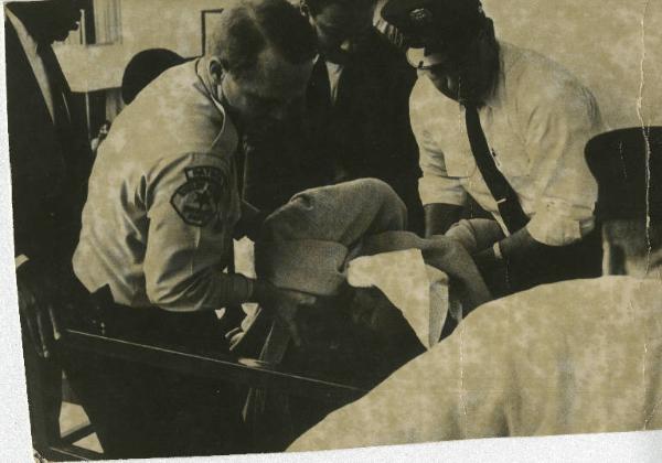 Memphis (Tennessee) - Omicidio Martin Luther King - Martin Luther King viene caricato sull'ambulanza