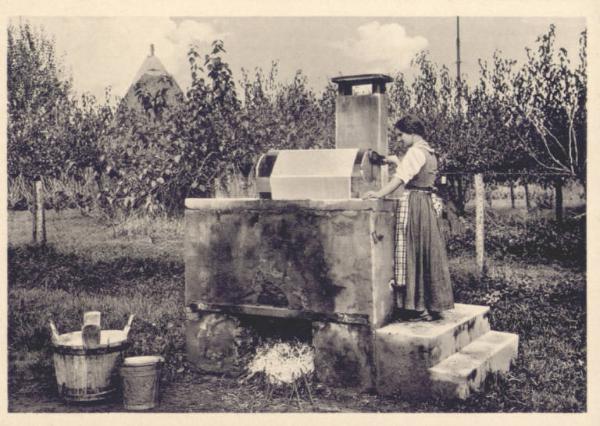 Donna al lavoro nella sgommatura del tessuto