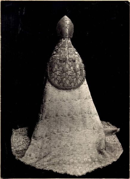 Manto, stola e mitria di Pio XI - veduta posteriore