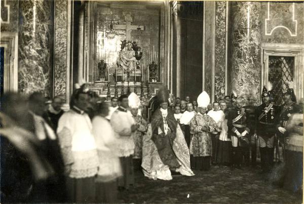 Ritratto di gruppo - Papa Pio XI, alte cariche ecclesiastiche, altri