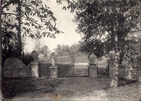 Cardina - Villa Ravasi - veduta dal giardino verso l'esterno della proprietà