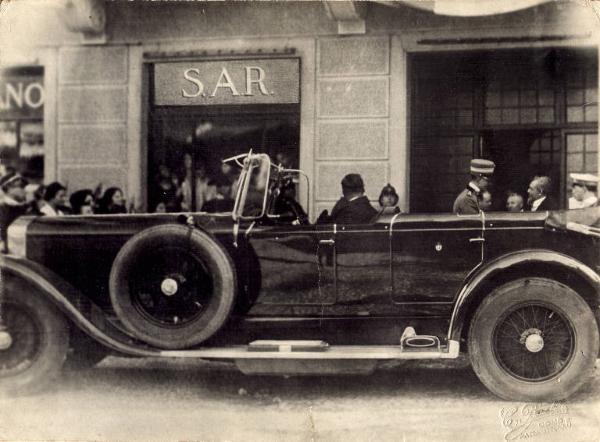 Guido Ravasi riceve il principe ereditario Umberto all'ingresso della Bottega d'Arte (SAR), 1926
