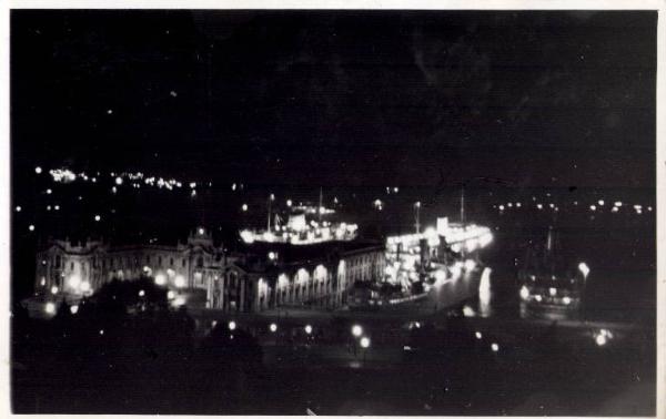 Veduta - porto commerciale di notte