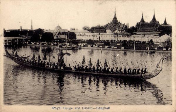 Veduta - nave Thailandese sullo sfondo di antichi palazzi