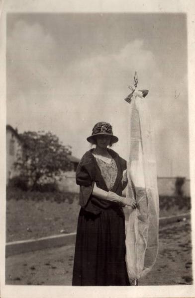 Ritratto femminile - con in mano uno stendardo religioso