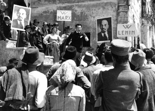 Scena del film "Il padrone sono me" - Regia Franco Brusati - 1955 - Comizio popolare in piazza