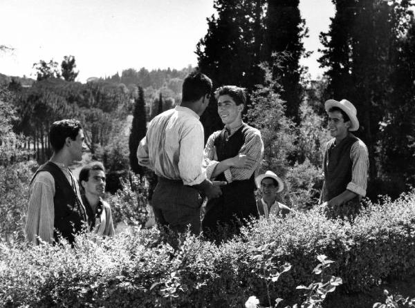 Scena del film "Il padrone sono me" - Regia Franco Brusati - 1955 - Gruppo di attori non identificati