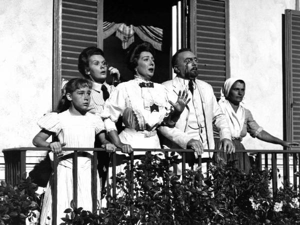 Scena del film "Il padrone sono me" - Regia Franco Brusati - 1955 - Gli attori Pierre Bertin e Andreina Pagnani, con altri tre attori non identificati, su un balcone