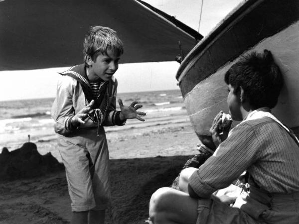 Scena del film "Il padrone sono me" - Regia Franco Brusati - 1955 - Due bambini sulla spiaggia vicino a una barca