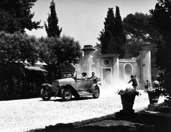 Scena del film "Il padrone sono me" - Regia Franco Brusati - 1955 - Due attori non identificati in automobile