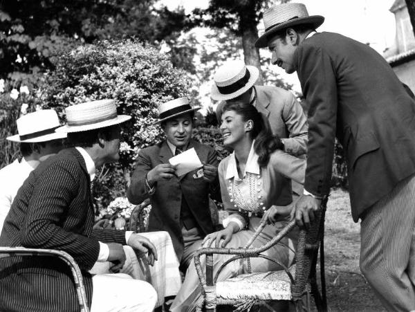 Scena del film "Il padrone sono me" - Regia Franco Brusati - 1955 - Gli attori Leopoldo Trieste, Myriam Bru e quattro non identificati in un giardino