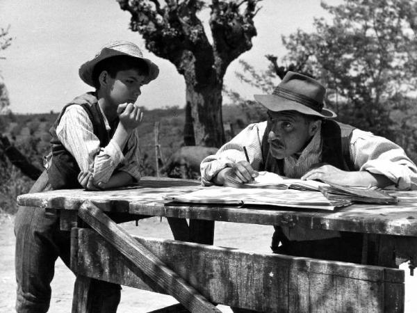 Scena del film "Il padrone sono me" - Regia Franco Brusati - 1955 - Un bambino e l'attore Paolo Stoppa