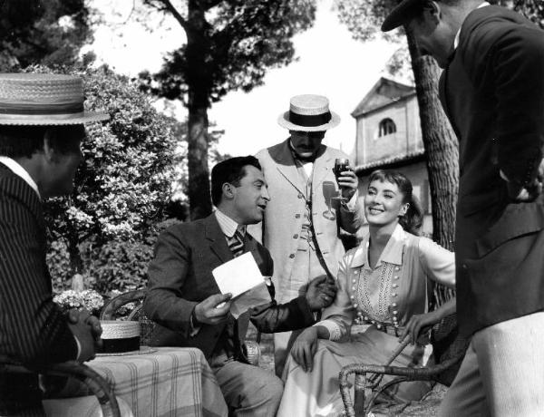 Scena del film "Il padrone sono me" - Regia Franco Brusati - 1955 - Gli attori Leopoldo Trieste, Myriam Bru e tre non identificati in un giardino