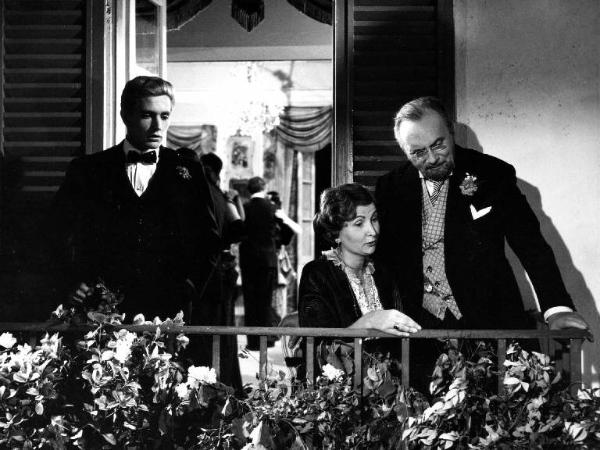 Scena del film "Il padrone sono me" - Regia Franco Brusati - 1955 - Gli attori Jacques Chabassol e Pierre Bertin sul balcone