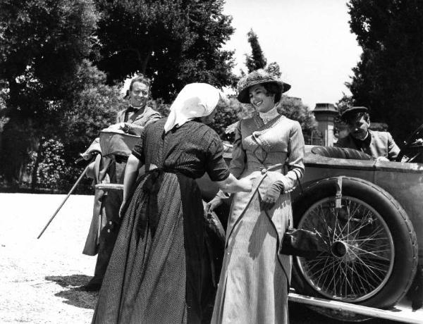 Scena del film "Il padrone sono me" - Regia Franco Brusati - 1955 - L'attrice Myriam Bru davanti a un'automobile