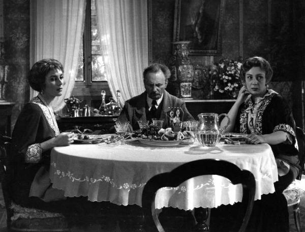 Scena del film "Il padrone sono me" - Regia Franco Brusati - 1955 - Le attrici Myriam Bru e Andreina Pagnanini a tavola con l'attore Pierre Bertin