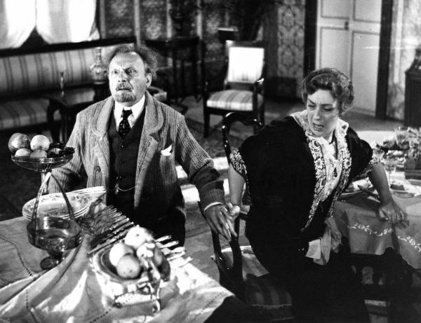 Scena del film "Il padrone sono me" - Regia Franco Brusati - 1955 - Gli attori e Andreina Pagnani