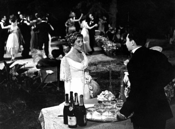 Scena del film "Il padrone sono me" - Regia Franco Brusati - 1955 - A una festa l'attrice Myriam Bru davanti a un buffet