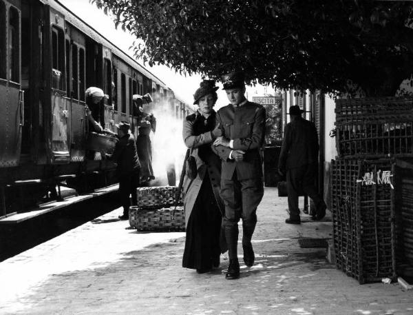 Scena del film "Il padrone sono me" - Regia Franco Brusati - 1955 - L'attrice Andreina Pagnani e l'attore Jacques Chabassol alla stazione