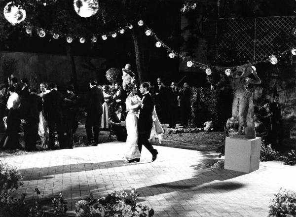 Scena del film "Il padrone sono me" - Regia Franco Brusati - 1955 - Gli attori Myriam Bru e Jacques Chabassol a una festa