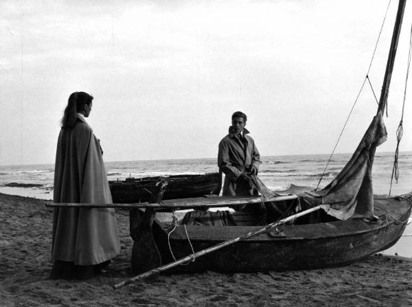 Scena del film "Il padrone sono me" - Regia Franco Brusati - 1955 - Gli attori Myriam Bru e Jacques Chabassol sulla spiaggia vicino a una barca