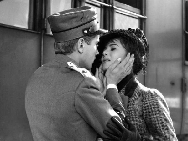 Scena del film "Il padrone sono me" - Regia Franco Brusati - 1955 - Bacio alla stazione tra gli attori Jacques Chabassol e Myriam Bru