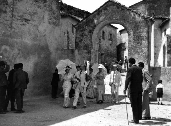 Scena del film "Il padrone sono me" - Regia Franco Brusati - 1955 - Gli attori Andreina Pagnani, Myriam Bru, Jacques Chabassol e Pierre Bertin per le strade del paese