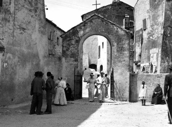 Scena del film "Il padrone sono me" - Regia Franco Brusati - 1955 - L'attrice Andreina Pagnani a braccetto con un attore non identificato e gli attori Jacques Chabassol e Myriam Bru