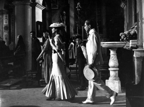 Scena del film "Il padrone sono me" - Regia Franco Brusati - 1955 - L'attrice Myriam Bru in chiesa seguita dall'attore Jacques Chabassol