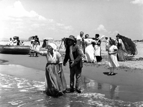 Scena del film "Il padrone sono me" - Regia Franco Brusati - 1955 - Gli attori Paolo Stoppa e Andreina Pagnani in riva al mare.