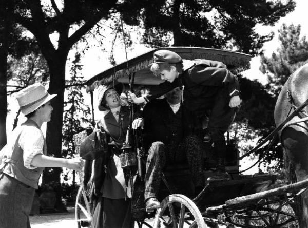 Scena del film "Il padrone sono me" - Regia Franco Brusati - 1955 - Gli attori Andreina Pagnani e Paolo Stoppa su una carrozza e due bambini