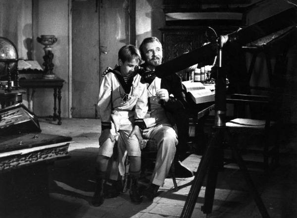 Scena del film "Il padrone sono me" - Regia Franco Brusati - 1955 - L'attore Pierre Bertin e un bambino con un telescopio