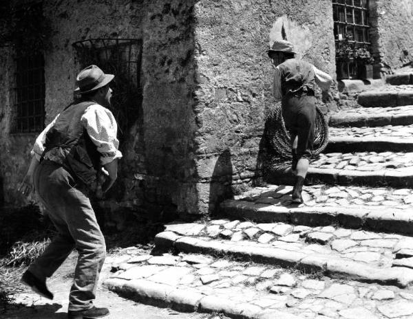 Scena del film "Il padrone sono me" - Regia Franco Brusati - 1955 - L'attore Paolo Stoppa e un bambino su una scalinata