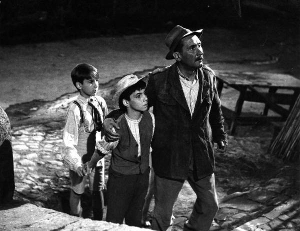 Scena del film "Il padrone sono me" - Regia Franco Brusati - 1955 - L'attore Paolo Stoppa con due bambini