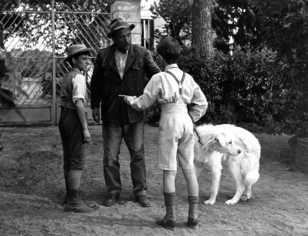 Scena del film "Il padrone sono me" - Regia Franco Brusati - 1955 - L'attore Paolo Stoppa con un cane bianco e due bambini