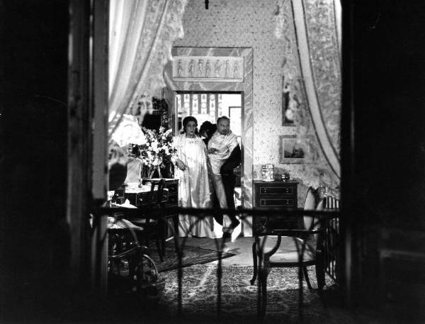 Scena del film "Il padrone sono me" - Regia Franco Brusati - 1955 - L'attrice Andreina Pagnani in camicia da notte e un attore non identificato in una camera da letto