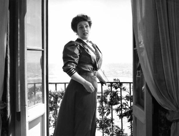 Scena del film "Il padrone sono me" - Regia Franco Brusati - 1955 - L'attrice Andreina Pagnani su un balcone