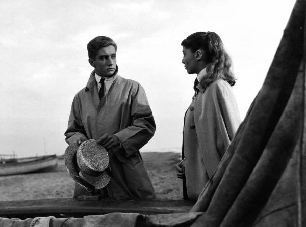 Scena del film "Il padrone sono me" - Regia Franco Brusati - 1955 - Gli attori Jacques Chabassol, con un cappello di paglia, e Myriam Bru sulla spiaggia