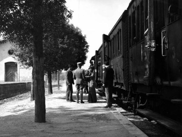 Scena del film "Il padrone sono me" - Regia Franco Brusati - 1955 - Gli attori Jacques Chabassol in divisa militare, Leopoldo Trieste, Andreina Pagnani e un attore non identificato alla stazione ferroviaria