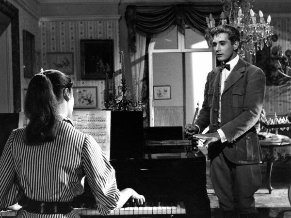 Scena del film "Il padrone sono me" - Regia Franco Brusati - 1955 - L'attrice Myriam Bru al pianoforte e l'attore Jacques Chabassol