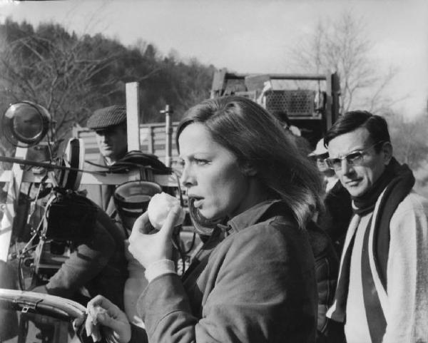 Set del film "Tenderly" - Regia Franco Brusati - 1968 - L'attrice Virna Lisi e il regista Franco Brusati sul set