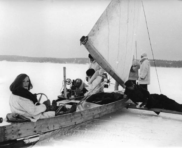 Set del film "Tenderly" - Regia Franco Brusati - 1968 - L'attrice Virna Lisi su un veicolo a vela durante le riprese del film con il regista Franco Brusati